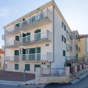 apartments-betanija-1.hotels-in-trogir.com/